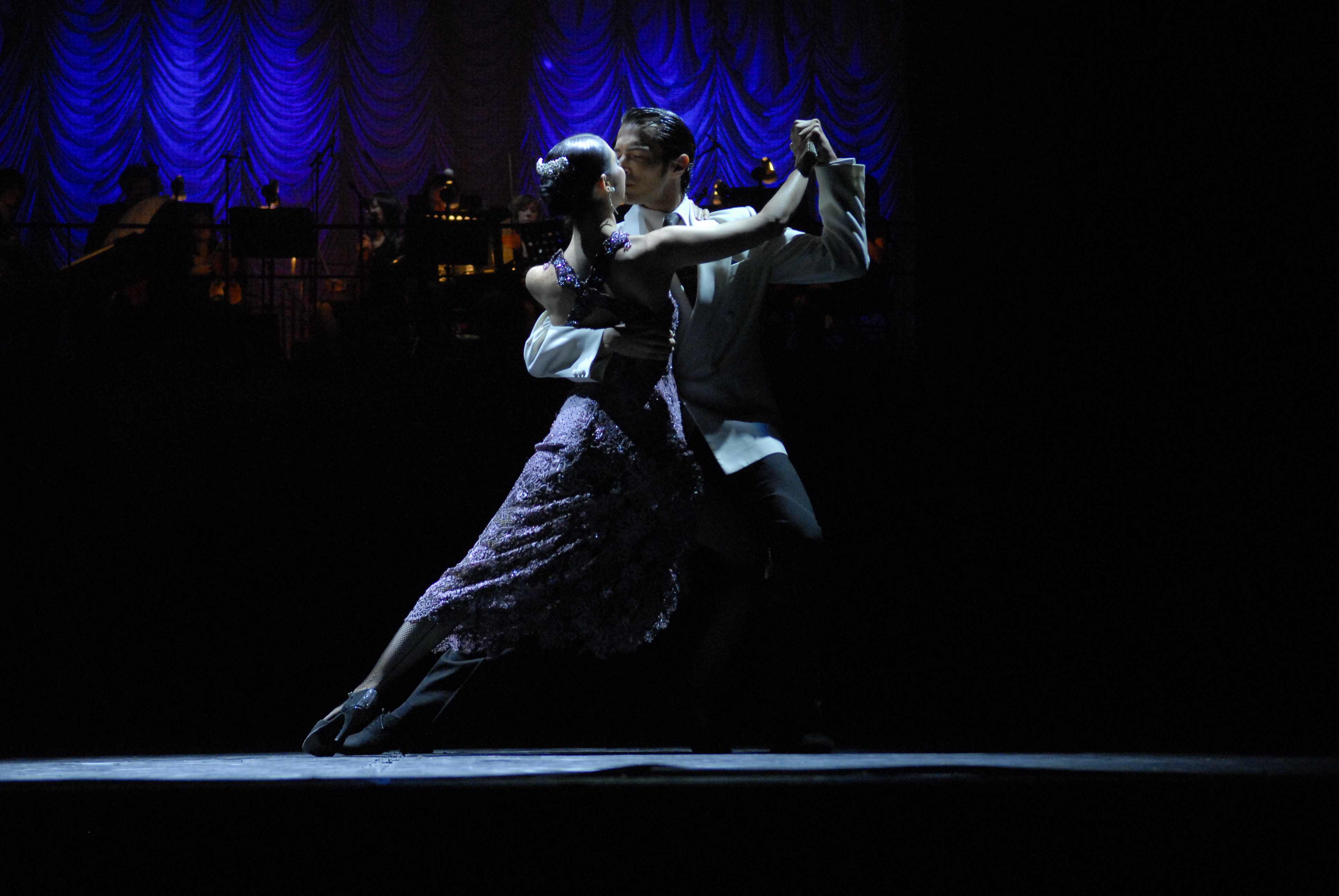Танго трансляции. Годой танго. Карлос Годой танцор танго. Фото фестиваля танго белых ночей. Гранд танго светильник.